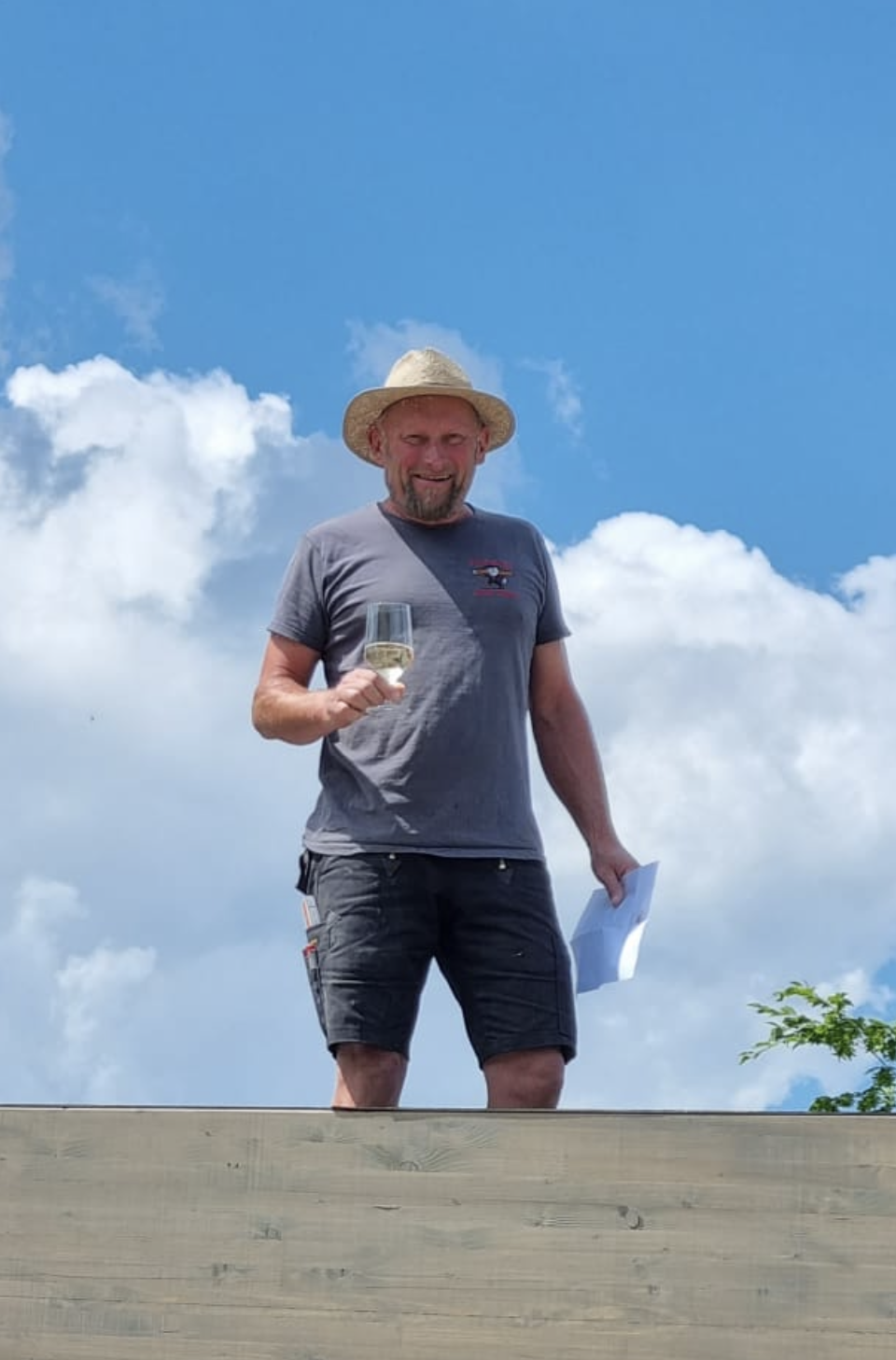 Klaus Siewert bei Arbeiten auf dem Dach im Außenbereich