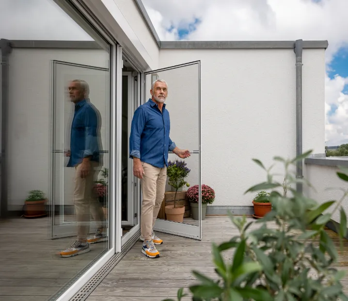 Insektenschutz Drehtür für Balkon oder Terrasse mit stabilem Rahmen